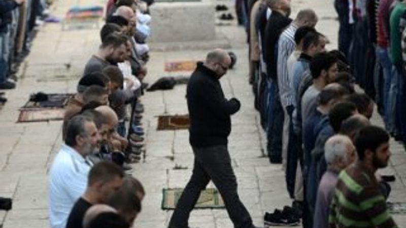 40 bin kişi Mescid-i Aksa'da namaz kıldı