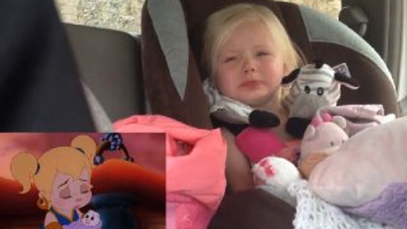 Çizgi film izlerken gözyaşlarını tutamadı