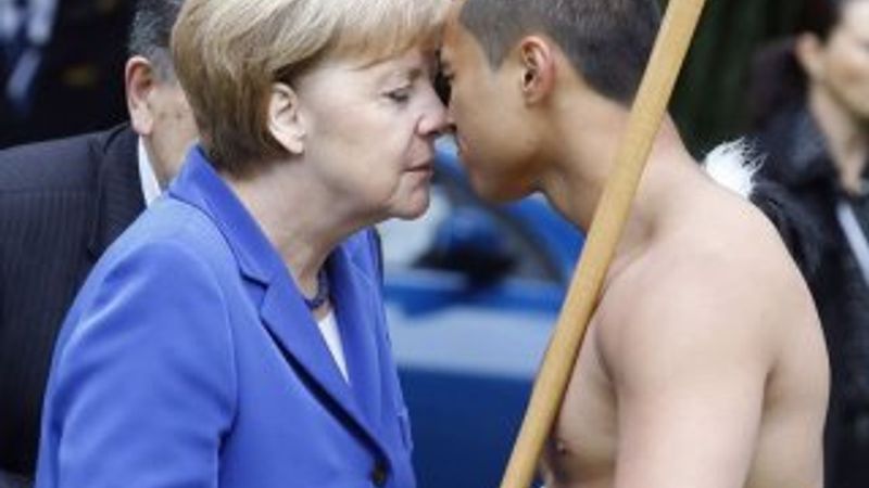 Merkel'den Hongi selamı