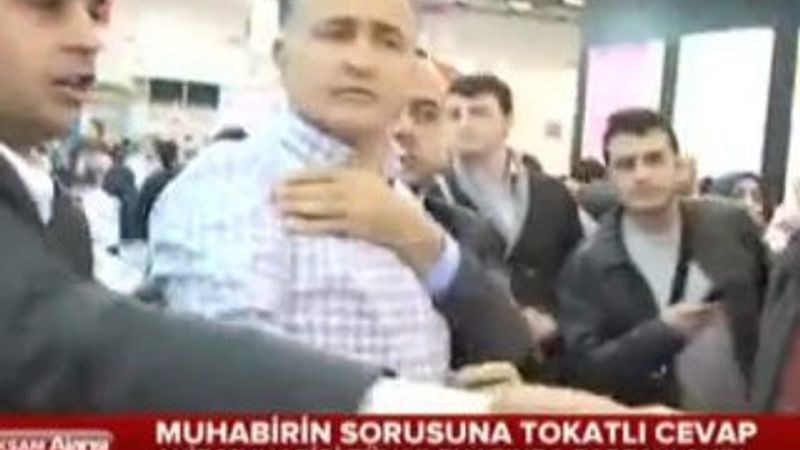 Ekrem Dumanlı'nın koruması TÜYAP'ta gazeteci tokatladı