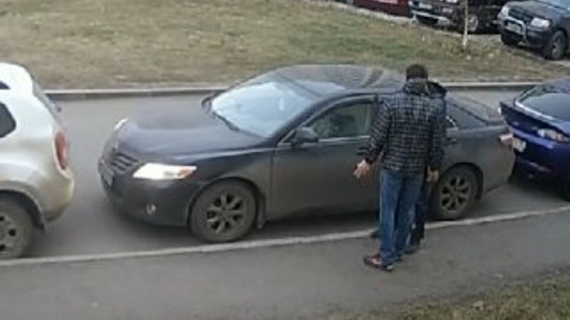 Rusların park kavgasında yumruklar konuştu İZLE