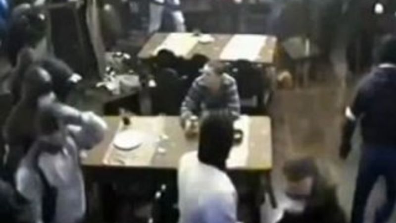 Kafeye baskın yapılırken kahvesini yudumlayan Rusyalı