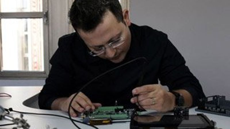 İzmirli genç masa üstü bilgisayarı cebe sığdırdı