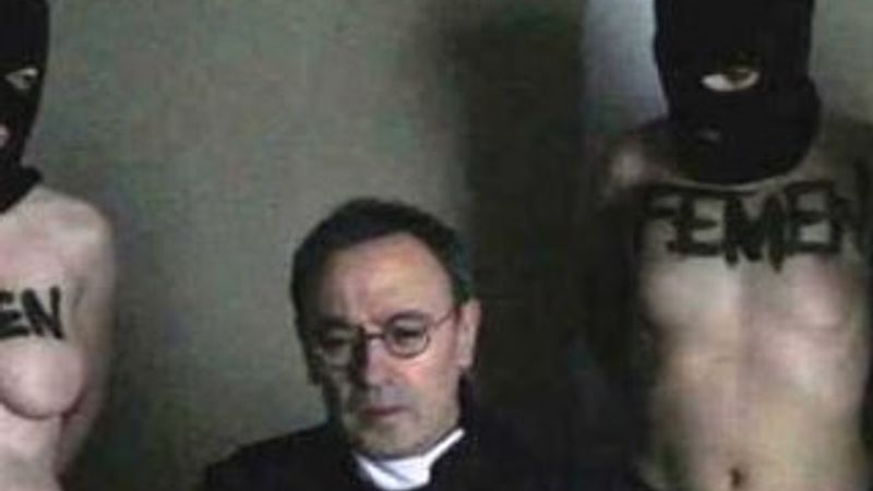 FEMEN papaz kaçırdı İZLE