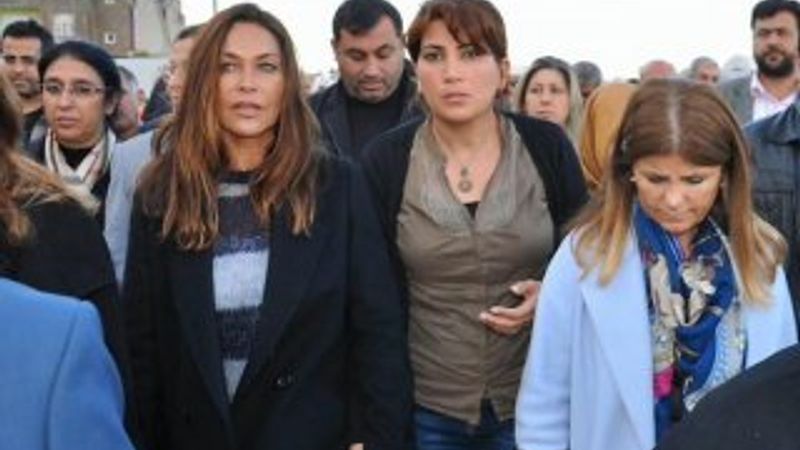 Hülya Avşar Suruç'taki Kobanililer'i ziyaret etti