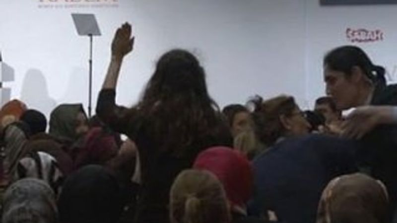 Ayşenur İslam'ın konuşmasında soru gerginliği İZLE