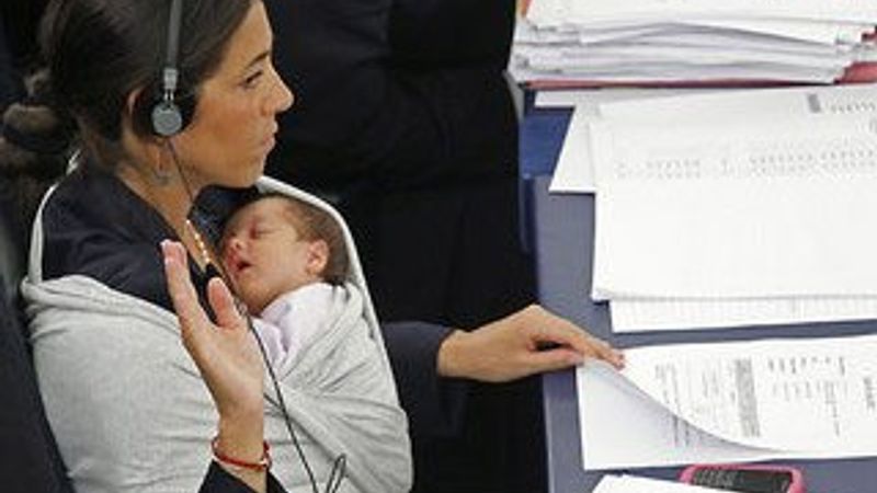 Çalışan kadınların çocuklarına devlet bakacak