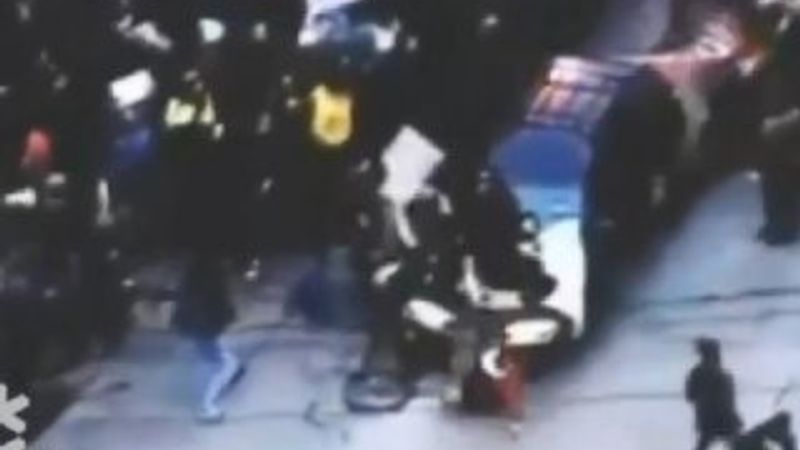 Amerikalı sürücü Ferguson eylemcilerini ezdi