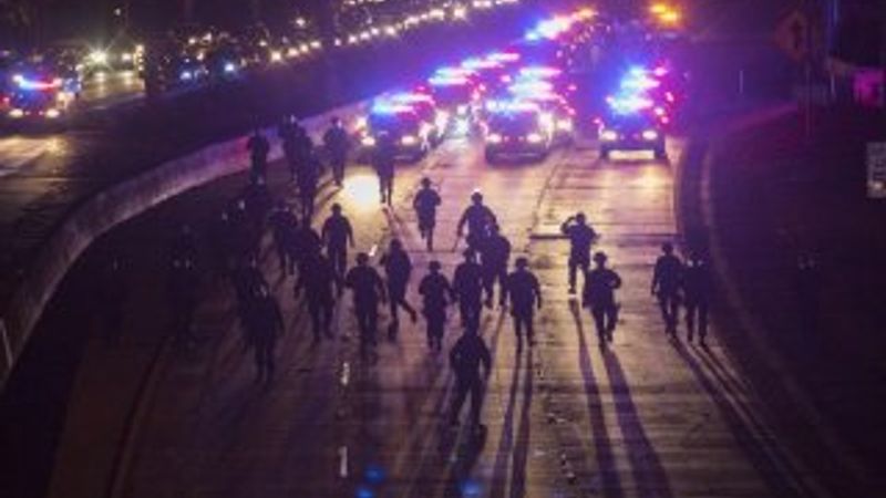 Amerikalı göstericiler CNN'i protesto etti İZLE