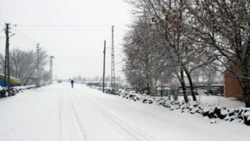 Kar yağışının etkili olduğu ilçelerde eğitime ara verildi