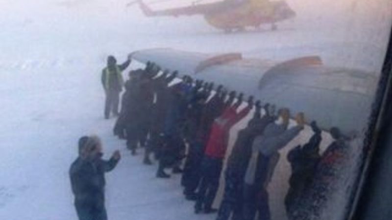 Rusya'da tekerleri buz tutan uçağı yolcular itti