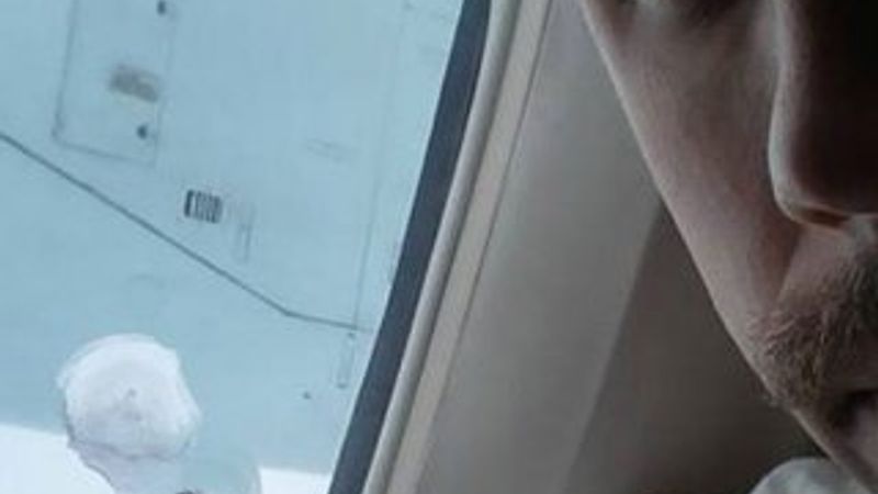 Uçağın pervanesinden çıkan çivi cama çarptı