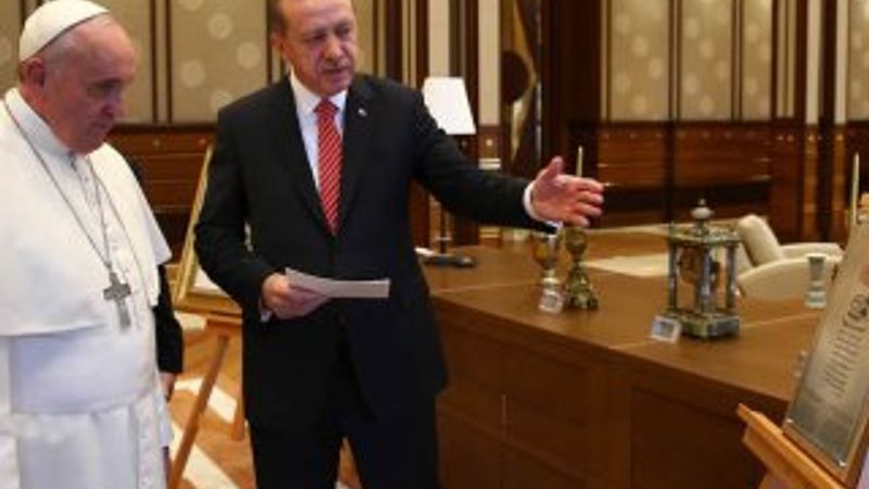 Erdoğan Papa'ya Fatih'in ahidnamesini gösterdi