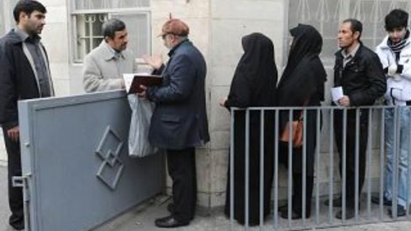 Mahmud Ahmedinejad evinin önünde mektup topladı