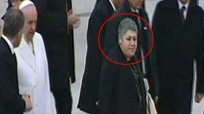 Papa'nın konuşmasını Serra Yılmaz çevirdi