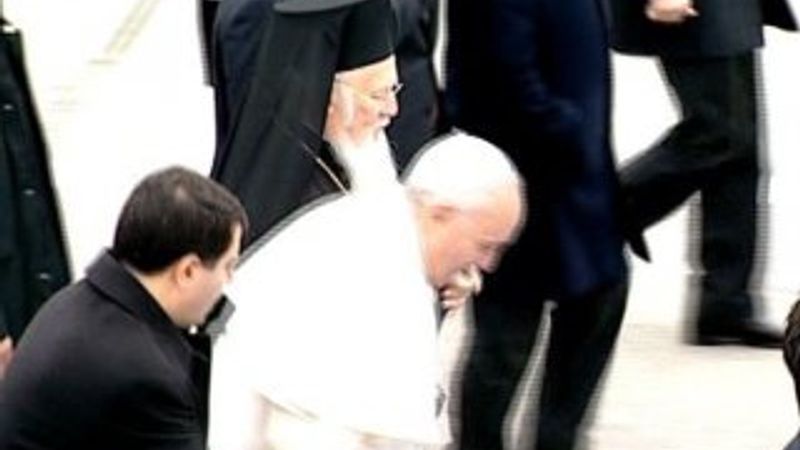 Ayağı takılan Papa'yı Vali Şahin tuttu