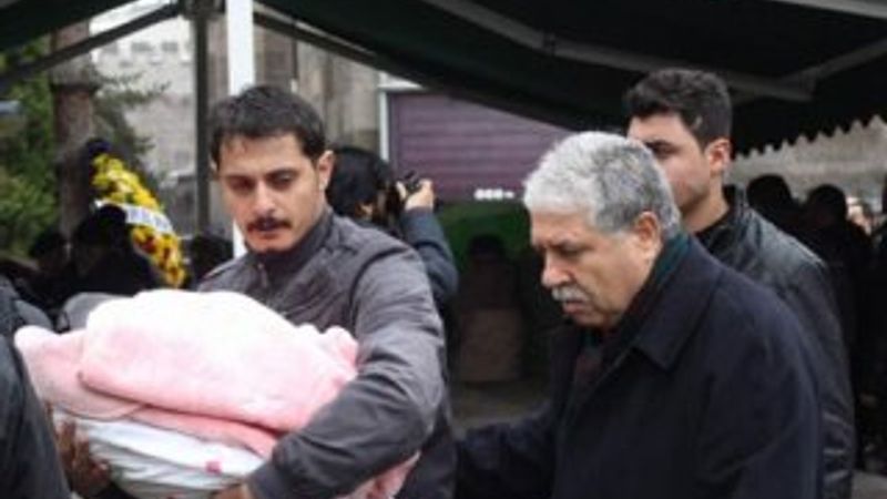 Kayserili babanın yüreği bebeğini kefenlemeye dayanamadı İZLE