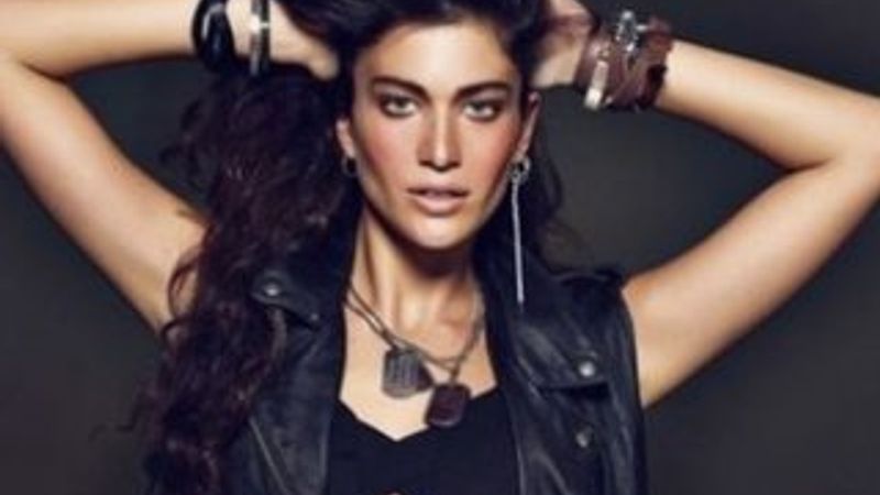 Berrak Tüzünataç'a yasak koydular