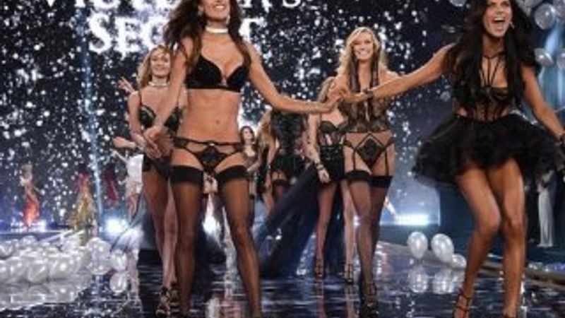 Victoria’s Secret melekleri nefesleri kesti İZLE