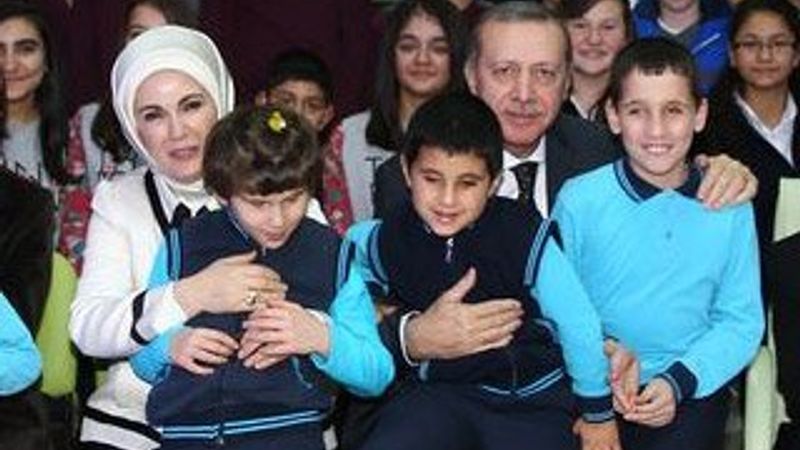 Cumhurbaşkanı Erdoğan engelli çocuklarla şarkı söyledi