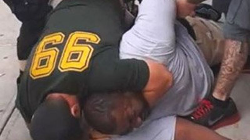 New York'ta siyahiyi boğarak öldüren polise de takipsizlik