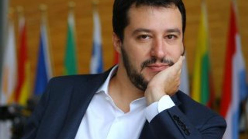 İtalya'da aşırı sağcı liderden yarı çıplak poz