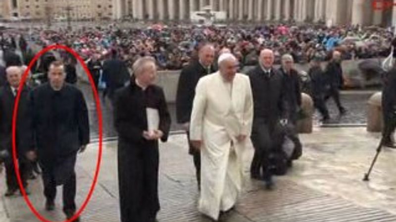 Papa, korumalarının komutanını işten çıkardı