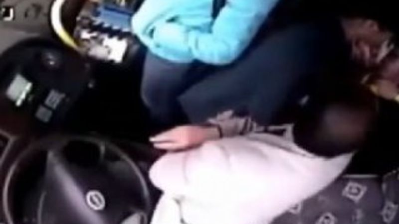 Çinli şoför yolcunun telefonunu çaldı