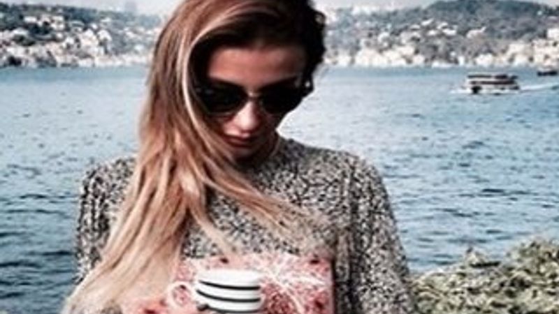 Özge Ulusoy Sabancıların yalısında