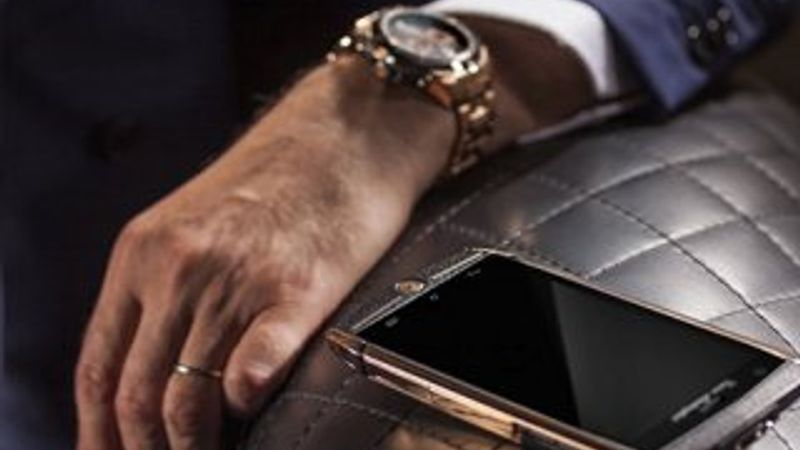 Tonino Lamborghini 6 bin dolarlık telefonunu tanıttı