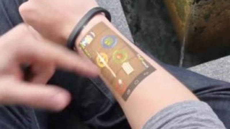 Akıllı bileklik Cicret telefon ekranını kola yansıtıyor