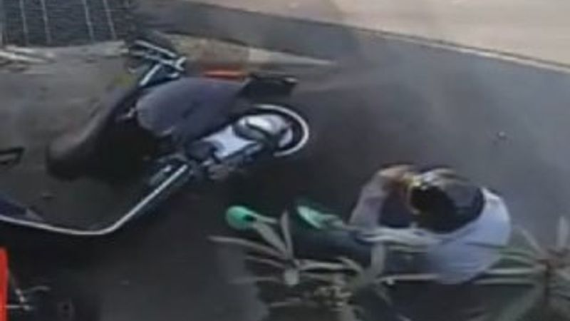 Tayvanlı sürücü kaskı sayesinde kurtuldu