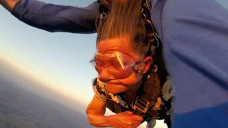 Çinli kadın 81 yaşında skydiving yaptı