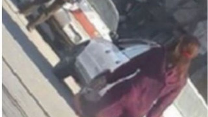 Afganistan'da bir kadın etek giyip sokağa çıktı