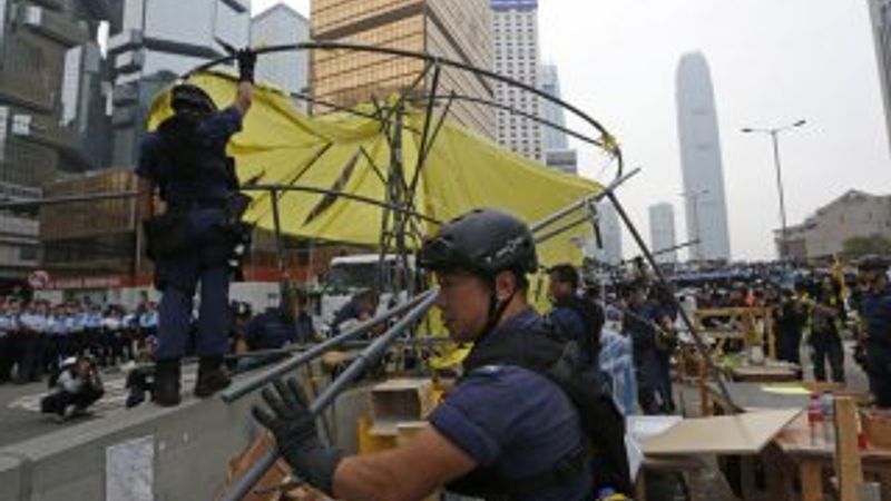 Hong Kong'da gösteri alanları boşaltıldı