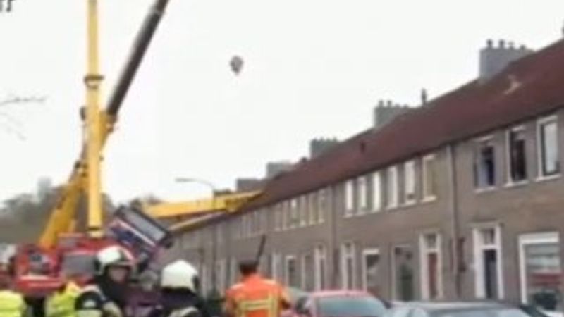 Hollandalı evlilik teklifi için vinç kiraladı İZLE