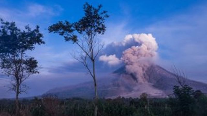 Sinabung Yanardağı patladı