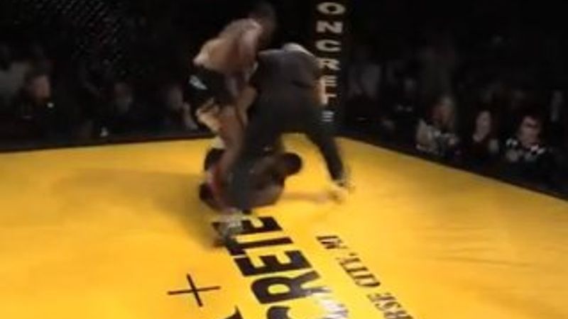 Amatör dövüşte boksörün gözü çıktı