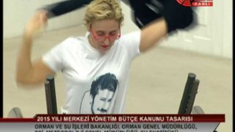 CHP'li Melda Onur protesto için kürsüde soyundu