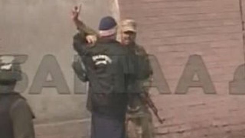 Taliban Pakistan'da 500 öğrenciyi rehin aldı İZLE