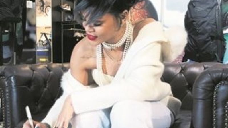 Rihanna imzayı attı