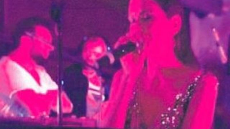 Bergüzar Korel yine şarkı söyledi