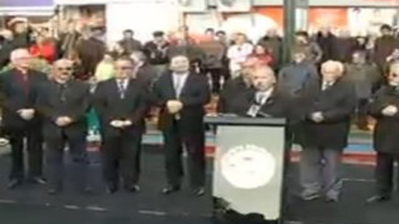 Maltepe Meydanı'na Noel ağacı dikildi