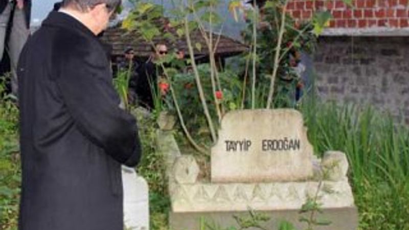 Davutoğlu Erdoğan'ın dedesinin mezarını ziyaret etti