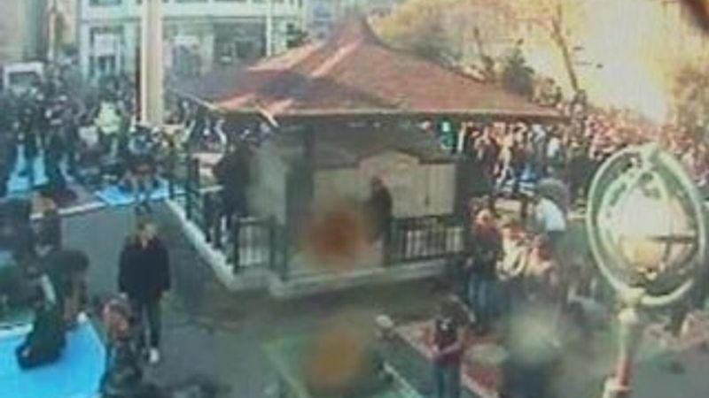 Teşvikiye Camii'nde liselilerden şaşırtan olay İZLE