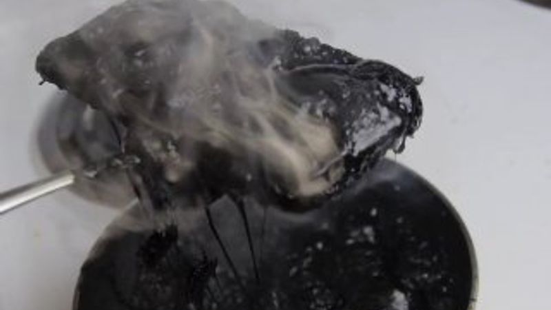 iPhone 6 kaynayan kolanın içine atıldı