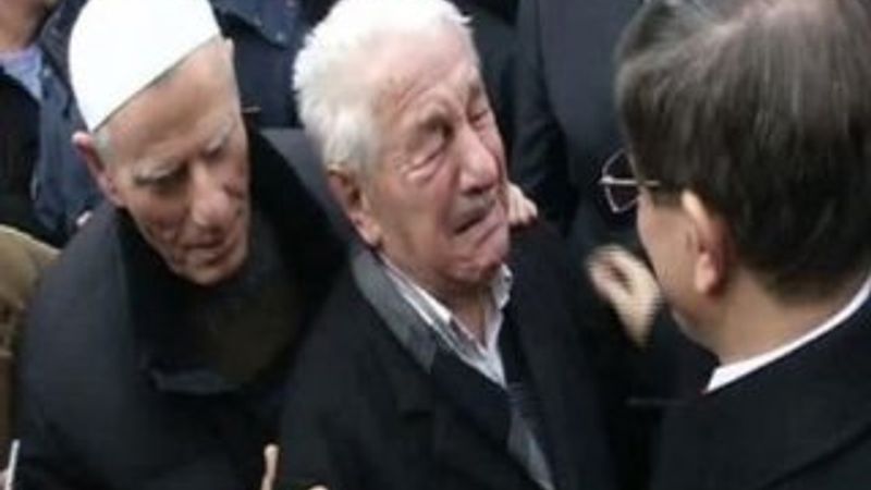 Üsküp'te Davutoğlu'na sarılan yaşlı adam ağladı İZLE