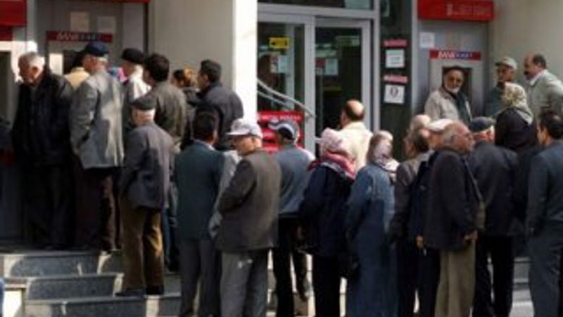 Emekliler maaşlarından yapılan kesintiye isyan etti