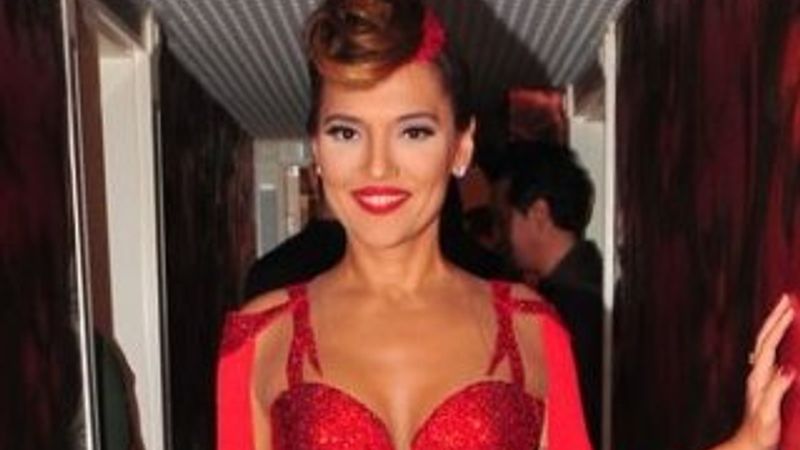 Demet Akalın'ın ayağına cam battı