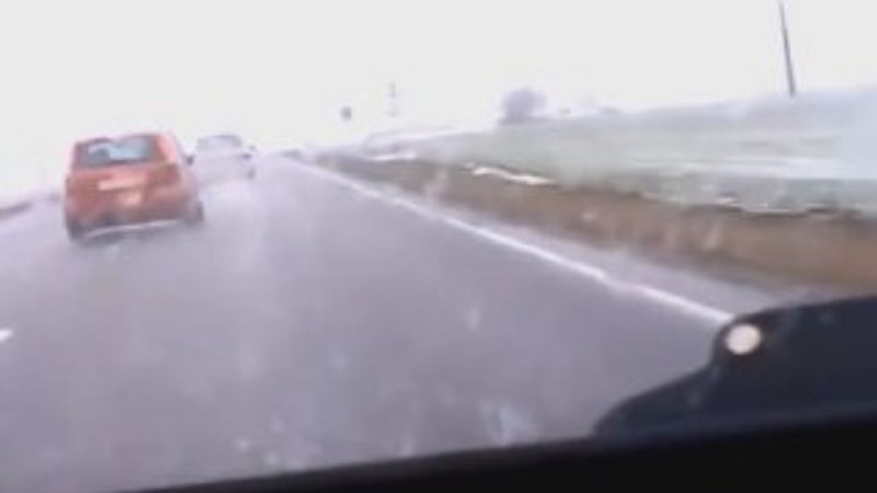 Seyir halindeki araca yıldırım çarptı İZLE